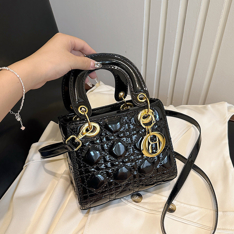 Sac Lady en Cuir Verni – Élégance Intemporelle