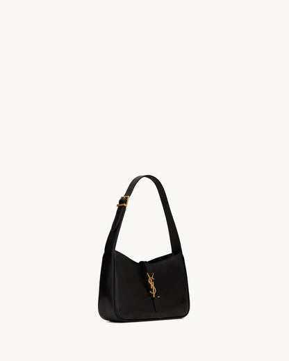 YL -  Le 5 à 7 Patent Leather Hobo – Burgundy Elegance