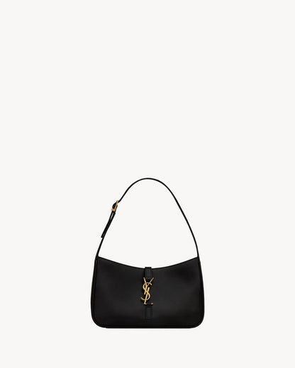 YL -  Le 5 à 7 Patent Leather Hobo – Burgundy Elegance